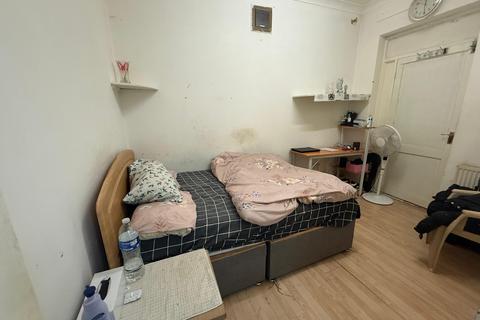 3 bedroom flat to rent, Southall, UB2