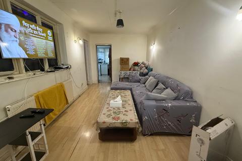 3 bedroom flat to rent, Southall, UB2