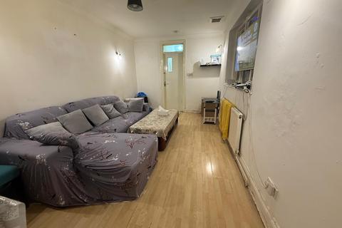3 bedroom flat to rent, Southall, UB2