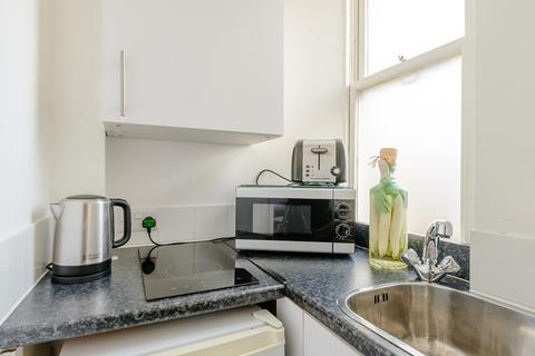 Studio to rent, Hill Street, Mayfair, W1J