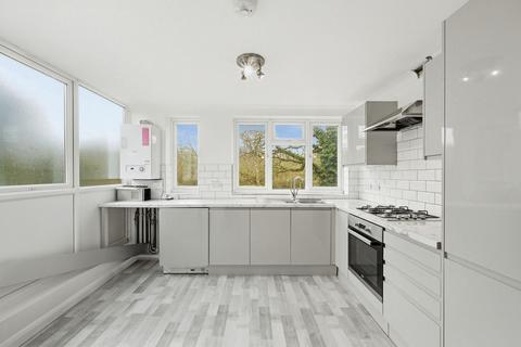 2 bedroom apartment to rent, Holroyd Road, Esher KT10