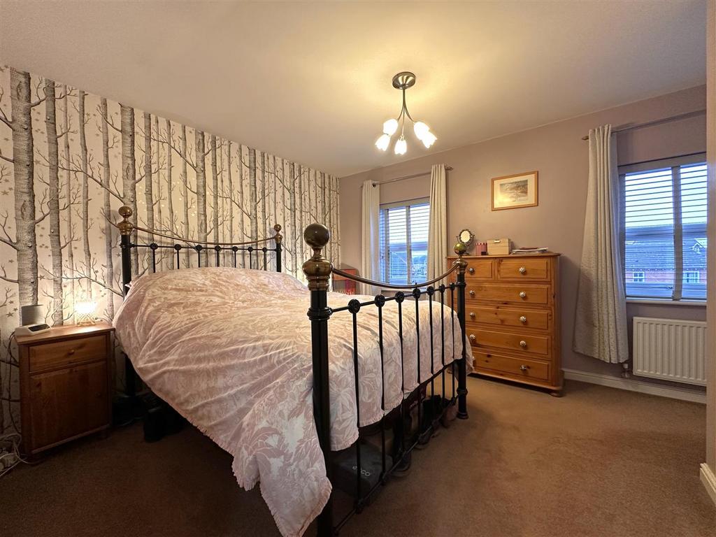 Master Bedroom 098