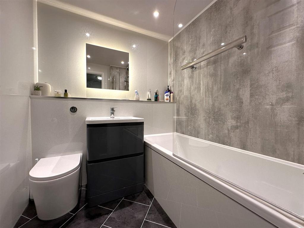 Stylish Family Bathroom 128