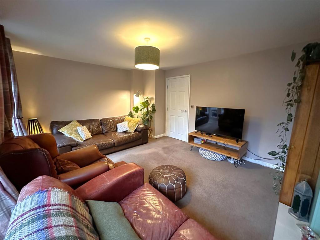 Sizeable Living Room 066
