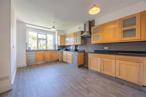 2 bedroom flat for sale, ELMER AVENUE, Southend-On-Sea