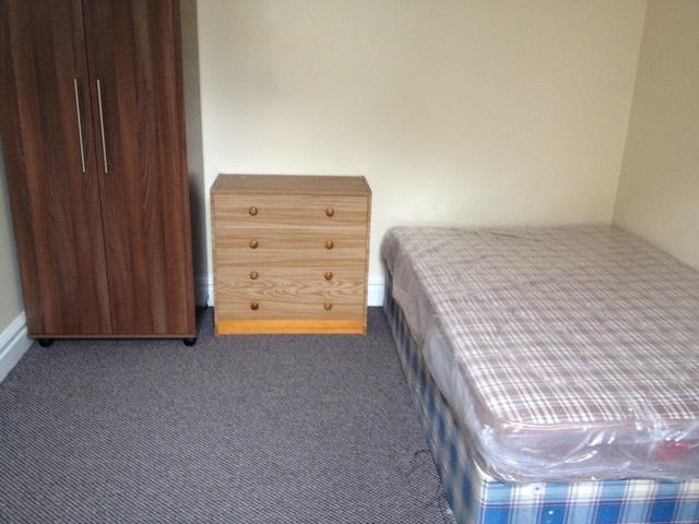 Neat single bedroom with a comfortable mattress...