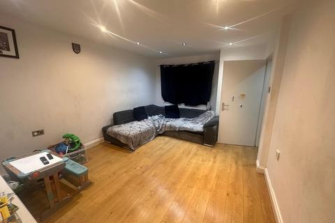 2 bedroom house share to rent, Bennetts Close, Mitcham, CR4