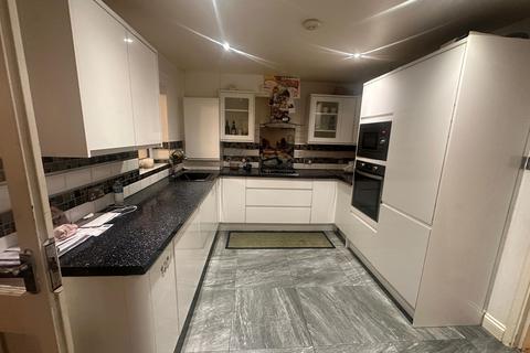 2 bedroom house share to rent, Bennetts Close, Mitcham, CR4