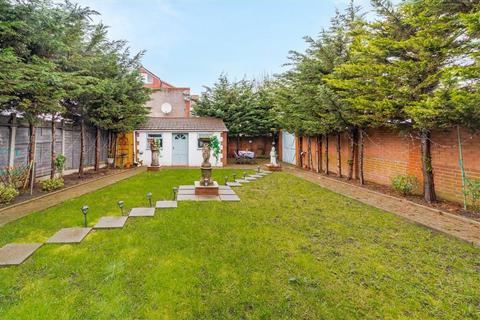 7 bedroom detached house for sale, Cairnfield Avenue, London NW2