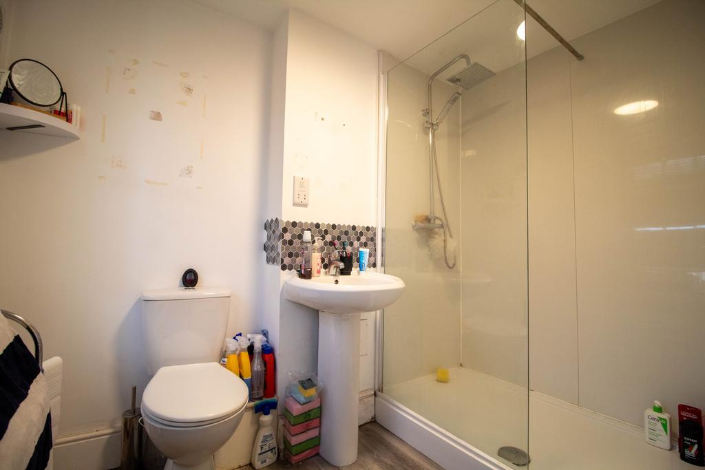 Chilham house top floor en suite jpg