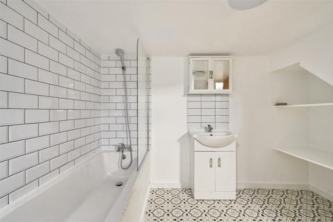 2 bedroom house to rent, Stonefield Road, Hastings