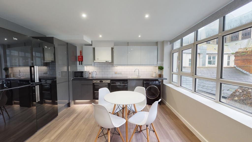 6 bedroom flat to rent