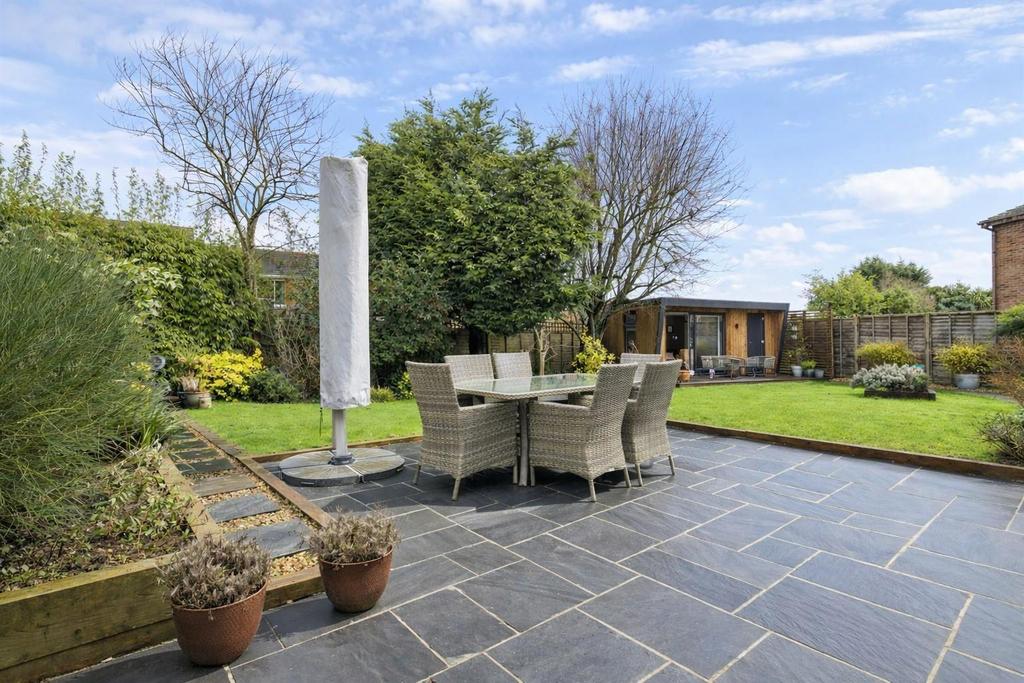 55 Hollywell Rd garden .jpg