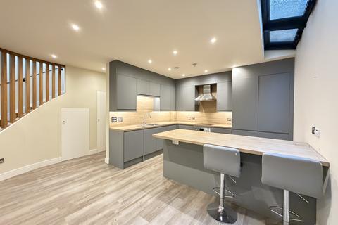 2 bedroom semi-detached house to rent, Pemberton Gardens, London N19