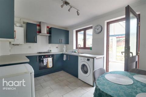 2 bedroom terraced house to rent, Burnham Close, Ipswich