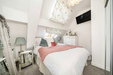2 bedroom flat for sale, Staines Road West, Sunbury-On-Thames TW16