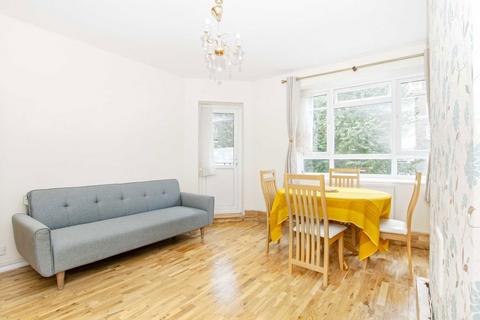 2 bedroom flat to rent, White City Estate, London W12