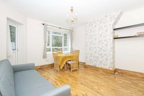 2 bedroom flat to rent, White City Estate, London W12