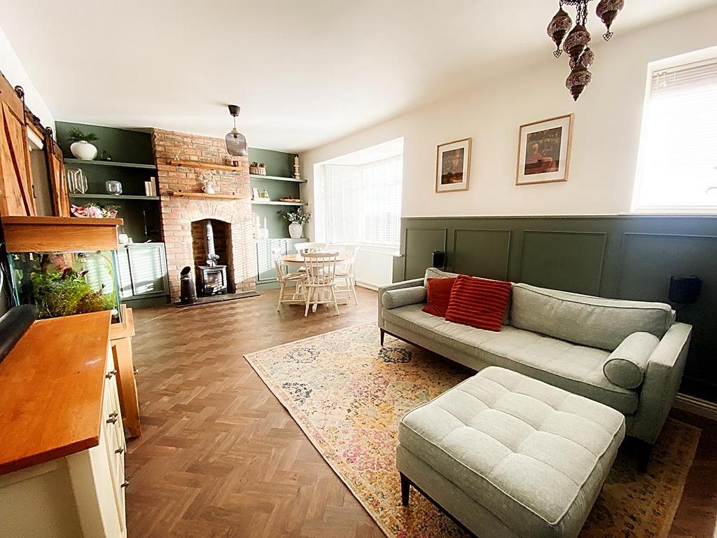 Lounge/Dining Area