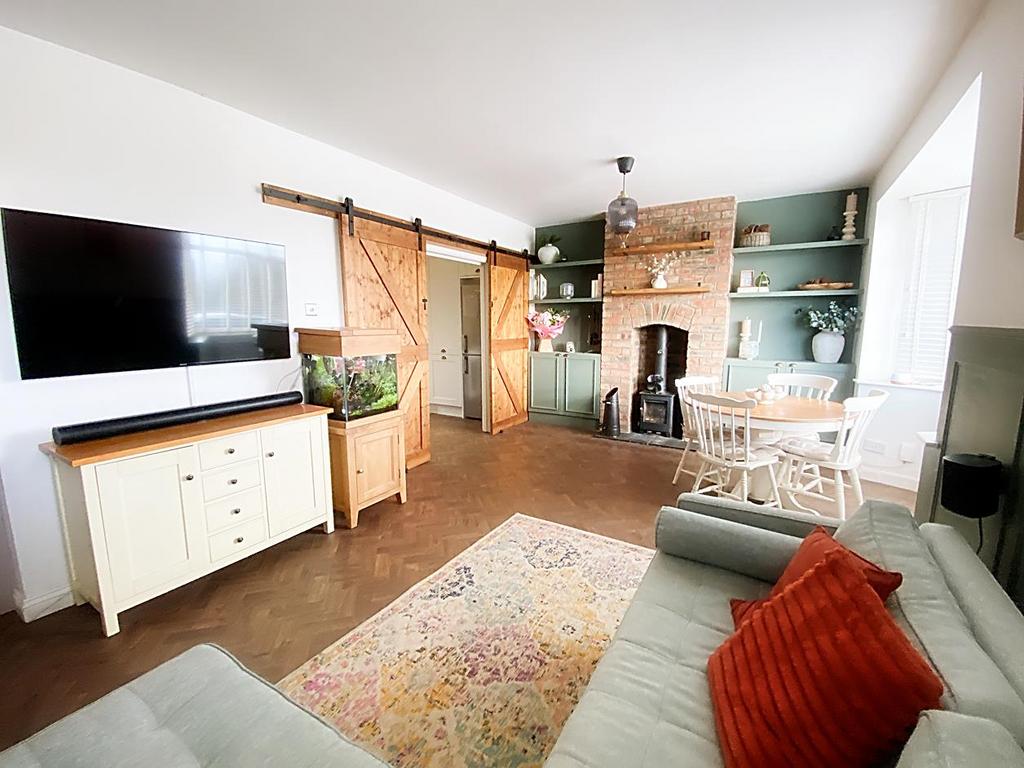 Lounge/Dining Area