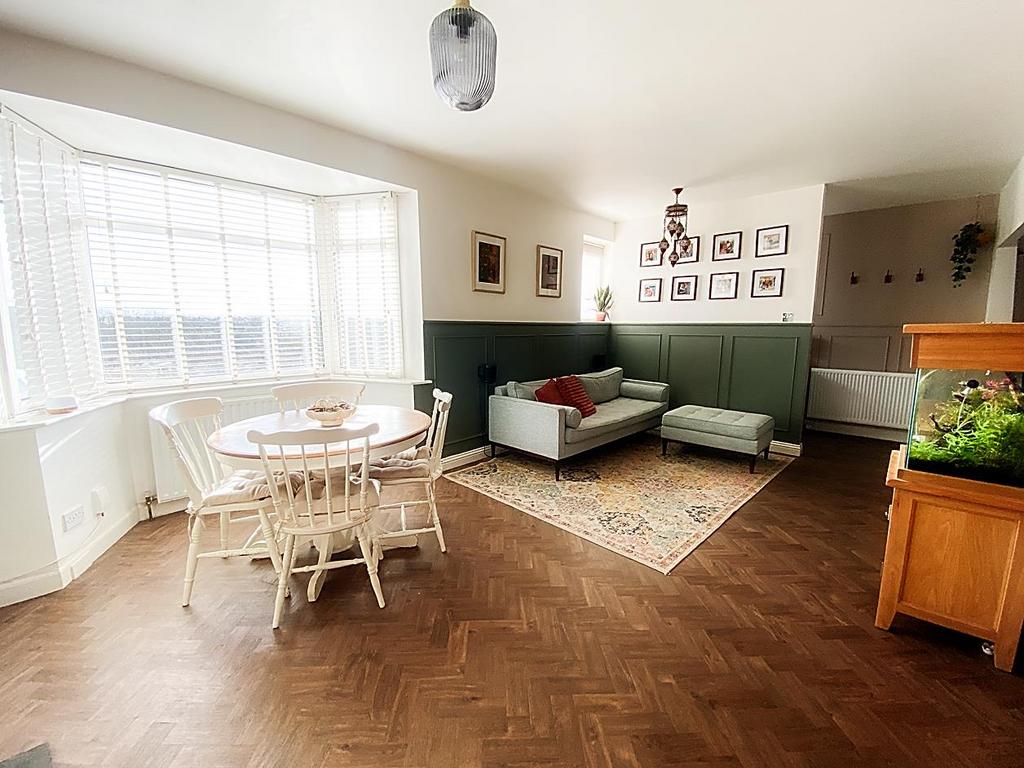 Lounge/Dining Area