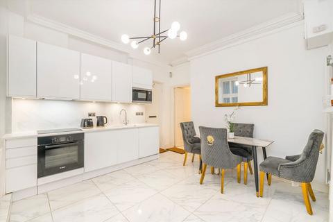 2 bedroom flat to rent, De Vere Gardens, London W8