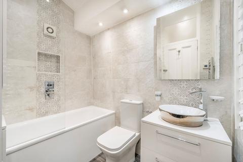 2 bedroom flat to rent, De Vere Gardens, London W8