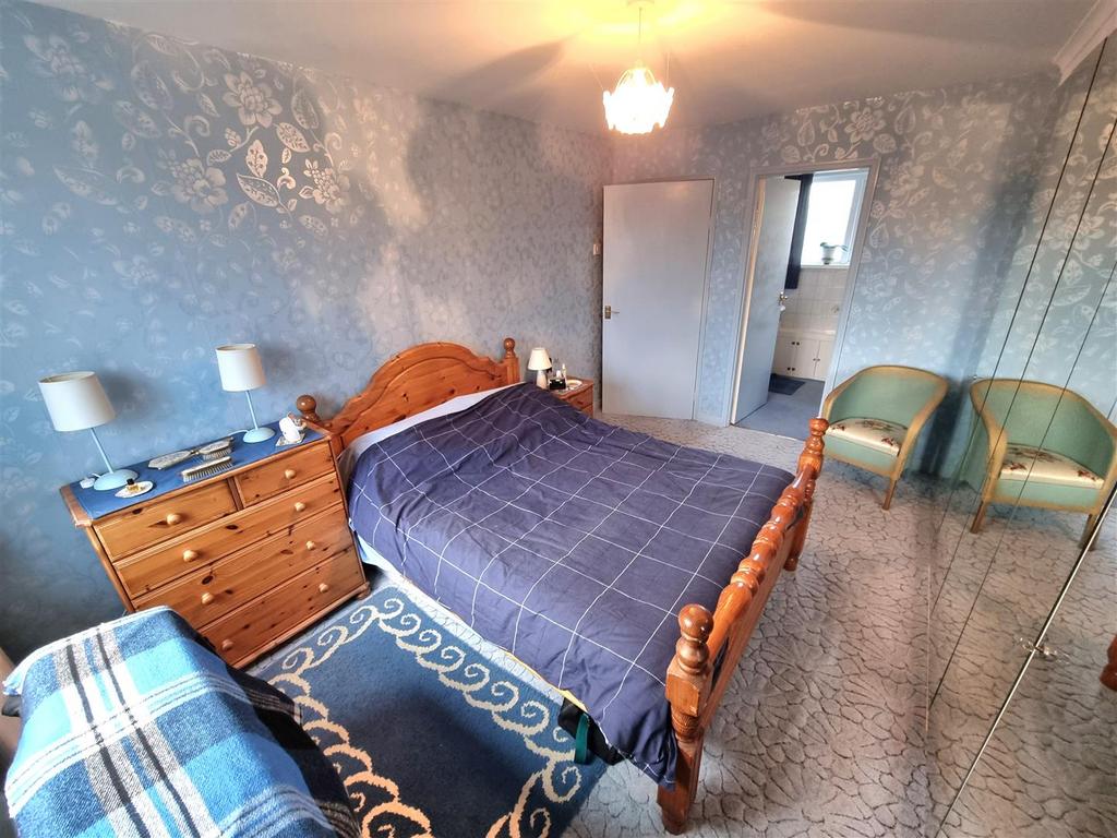 Bed 1.jpg