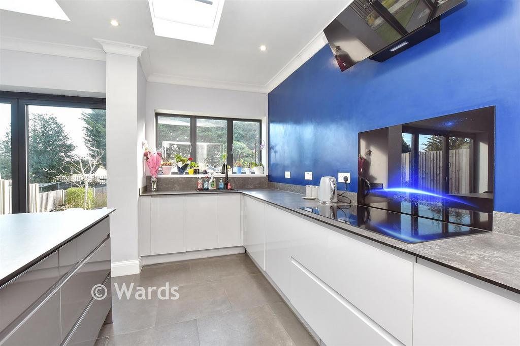 Kitchen/ Breakfast Area