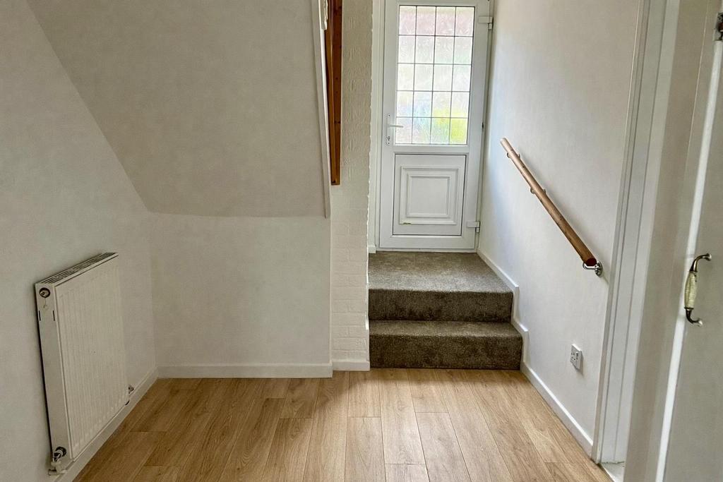 Front entrance hall 1.jpg