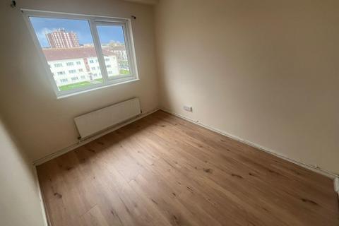 3 bedroom flat for sale, Byron Way, Northolt, UB5 6AZ
