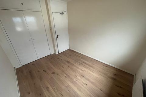 3 bedroom flat for sale, Byron Way, Northolt, UB5 6AZ