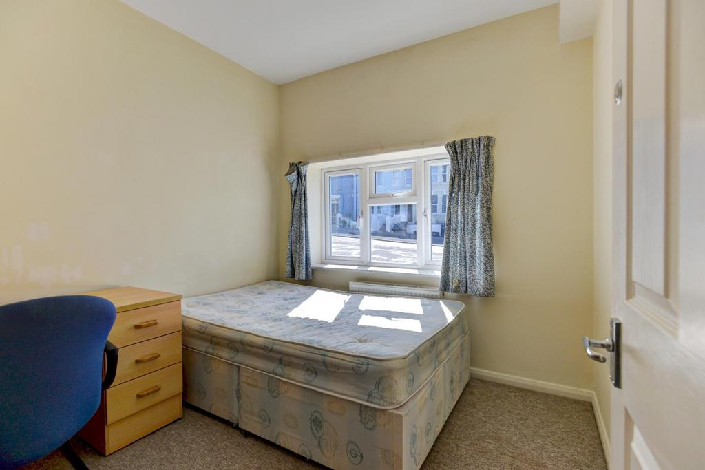 Bright, tidy double bedroom with a large window...