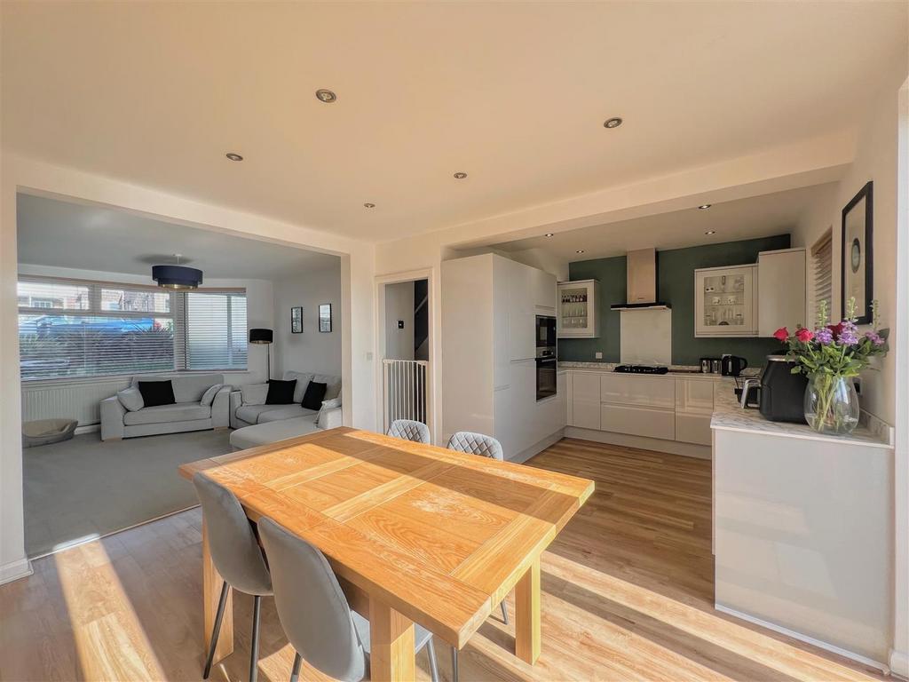 Open plan kitchen/diner area