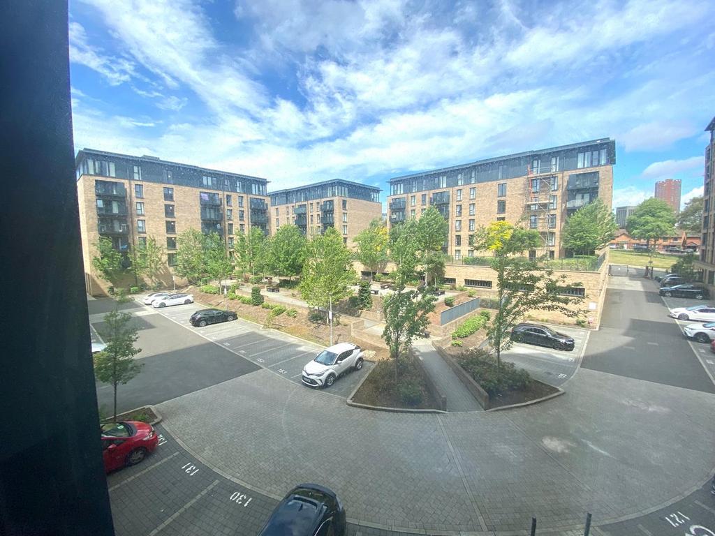 Modern Apartment In Sought After :Location