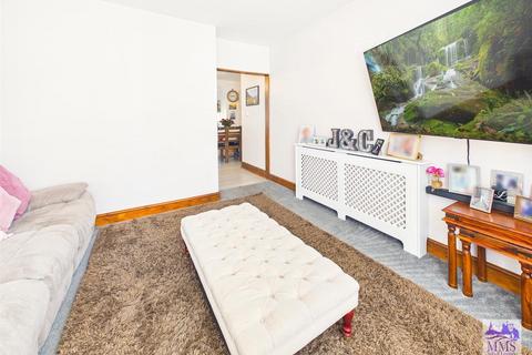 2 bedroom bungalow for sale, Watling Avenue, Chatham