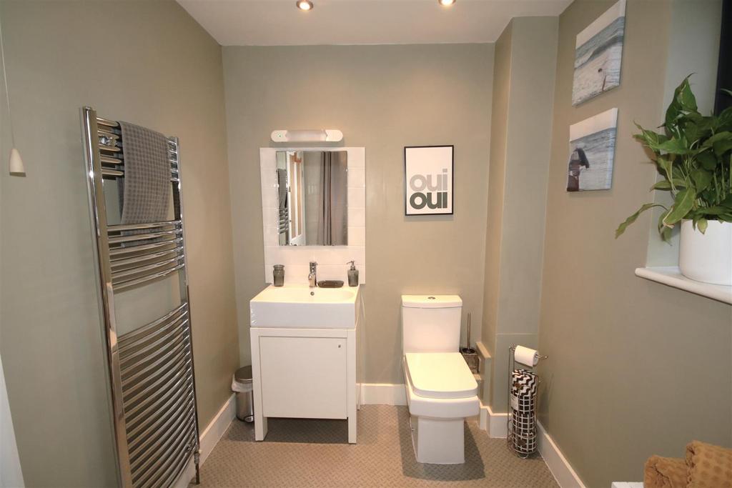 Bathroom b.JPG