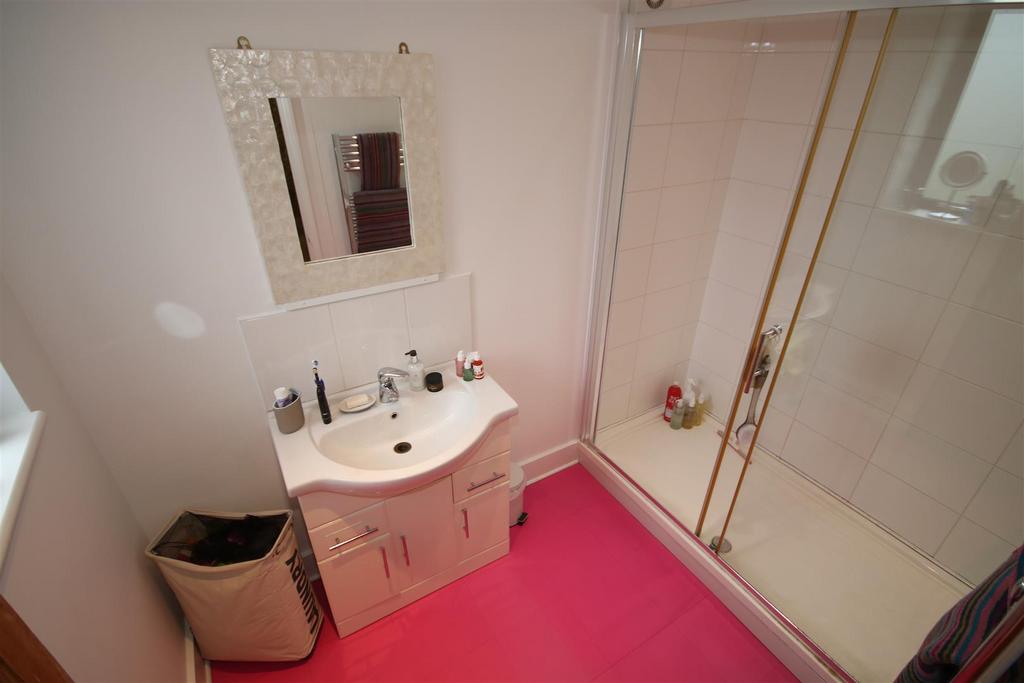 Bedroom 4 En Suite.JPG