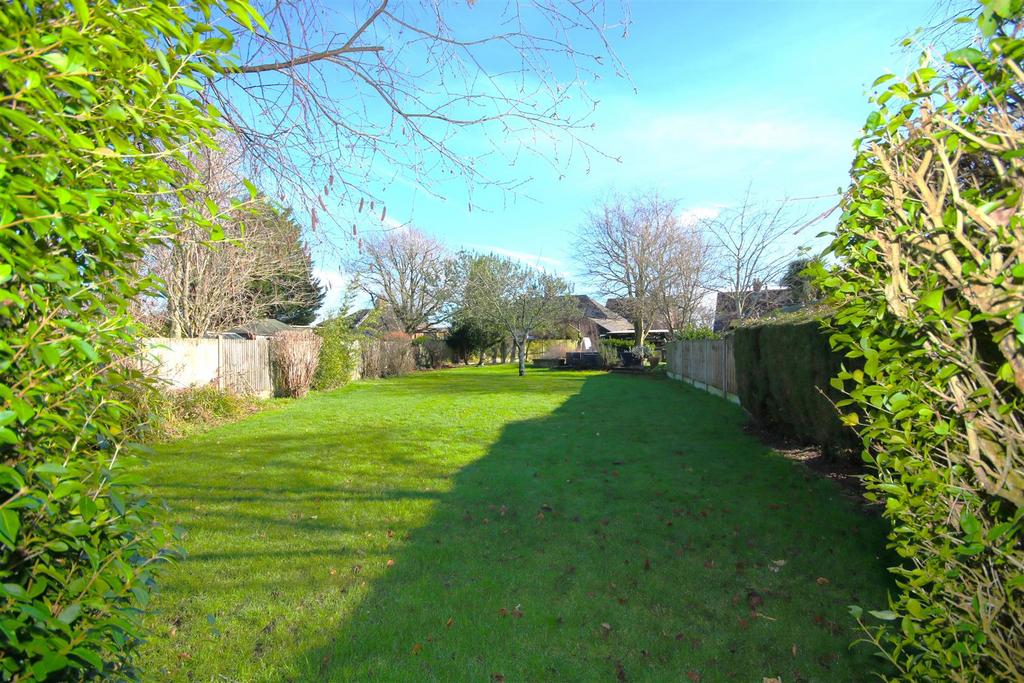 Rear Garden e.JPG