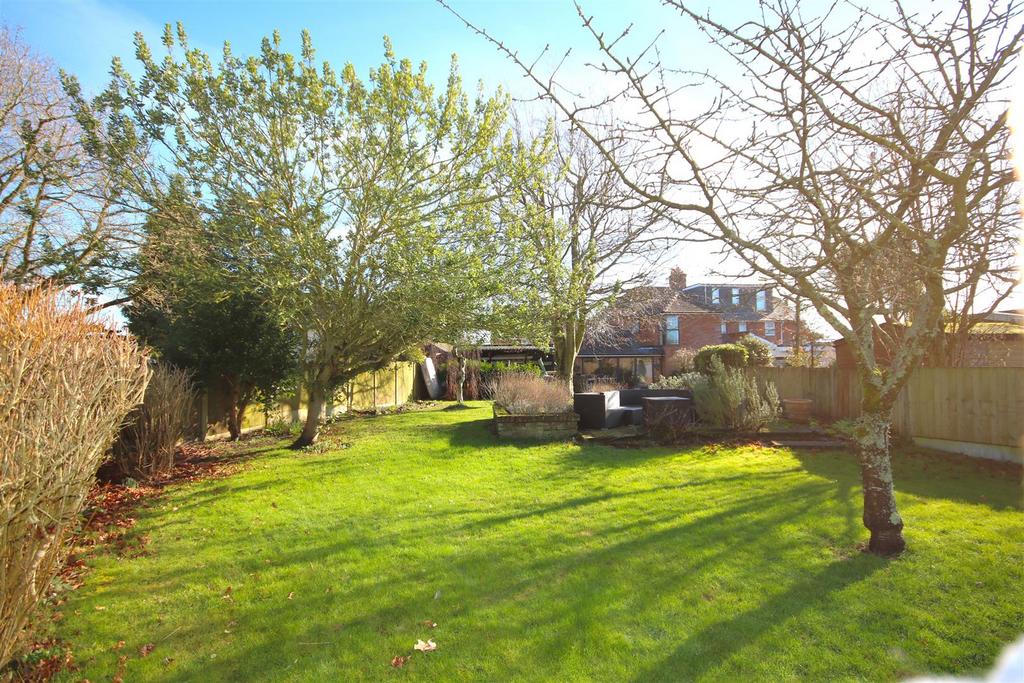 Rear Garden f.JPG