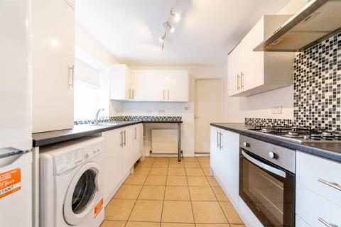 3 bedroom flat to rent, £90pppw - Trewhitt Road, Heaton, NE6