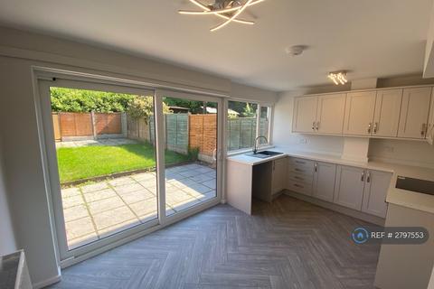 3 bedroom terraced house to rent, Ferndale Close, Burntwood, WS7