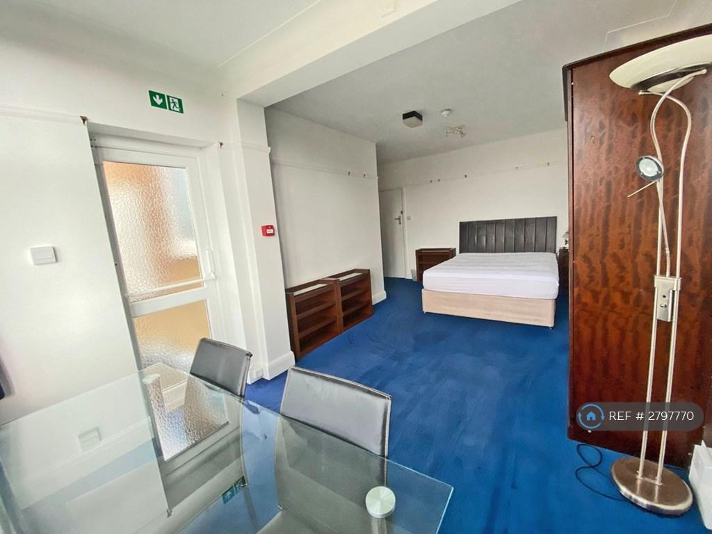 1st Floor Large Double En Suite - Garden Views