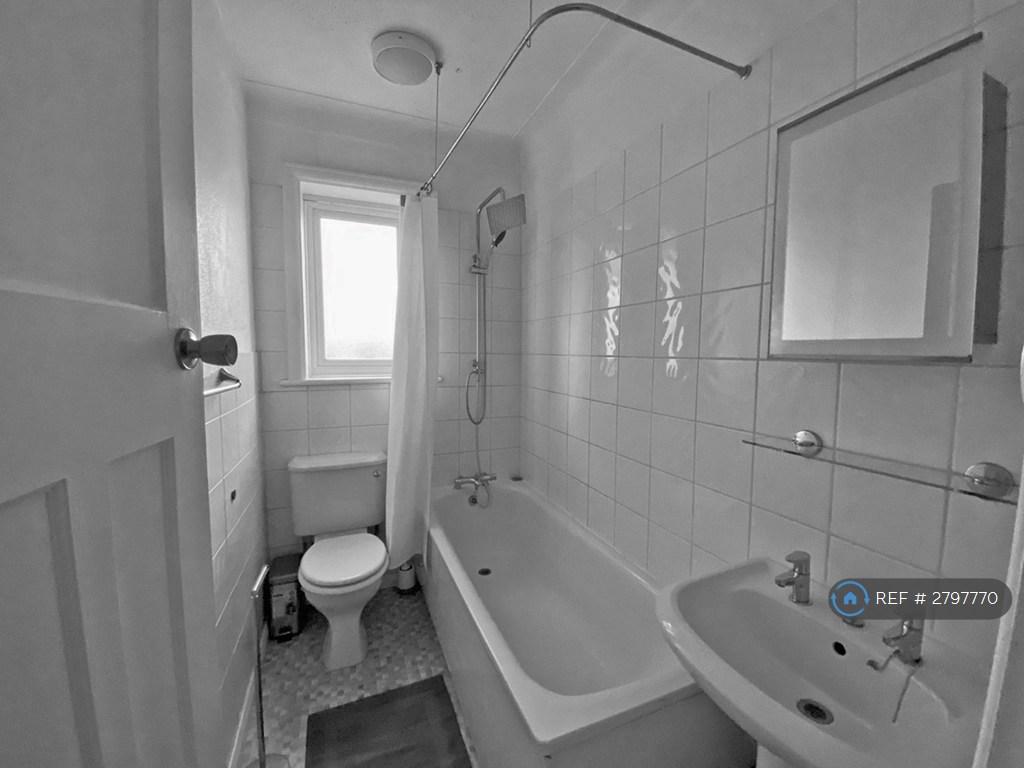 1st Floor Large Double En Suite - Garden Views