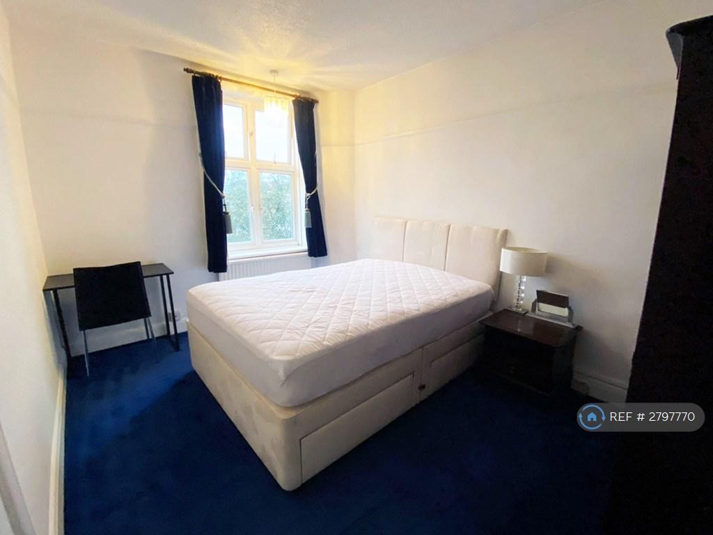 1st Floor Double En Suite - Garden Views