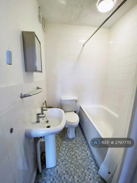 1st Floor Double En Suite - Garden Views