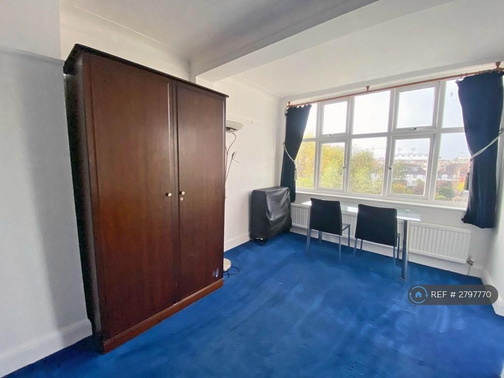 1st Floor Large Double En Suite - Garden Views