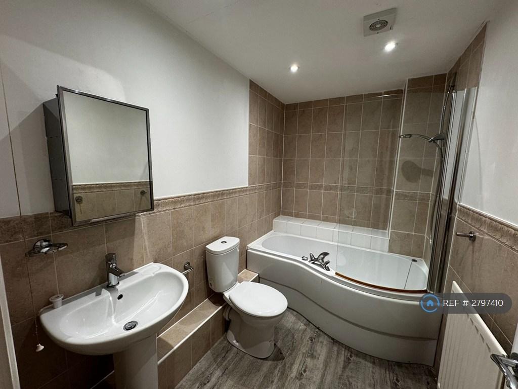 Floor 2 Large Bathroom