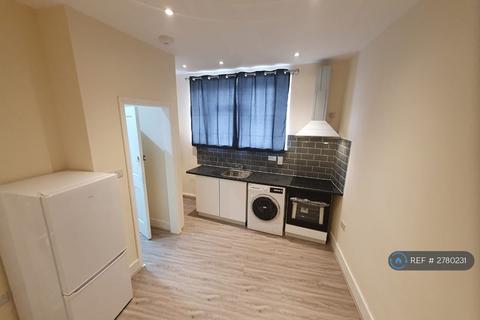 Studio to rent, Station Road, London, NW10