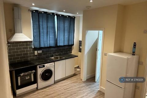 Studio to rent, Station Road, London, NW10